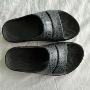 Oofos Women’s Ooahh Recovery Sport Slide. Black Leopard Size W7